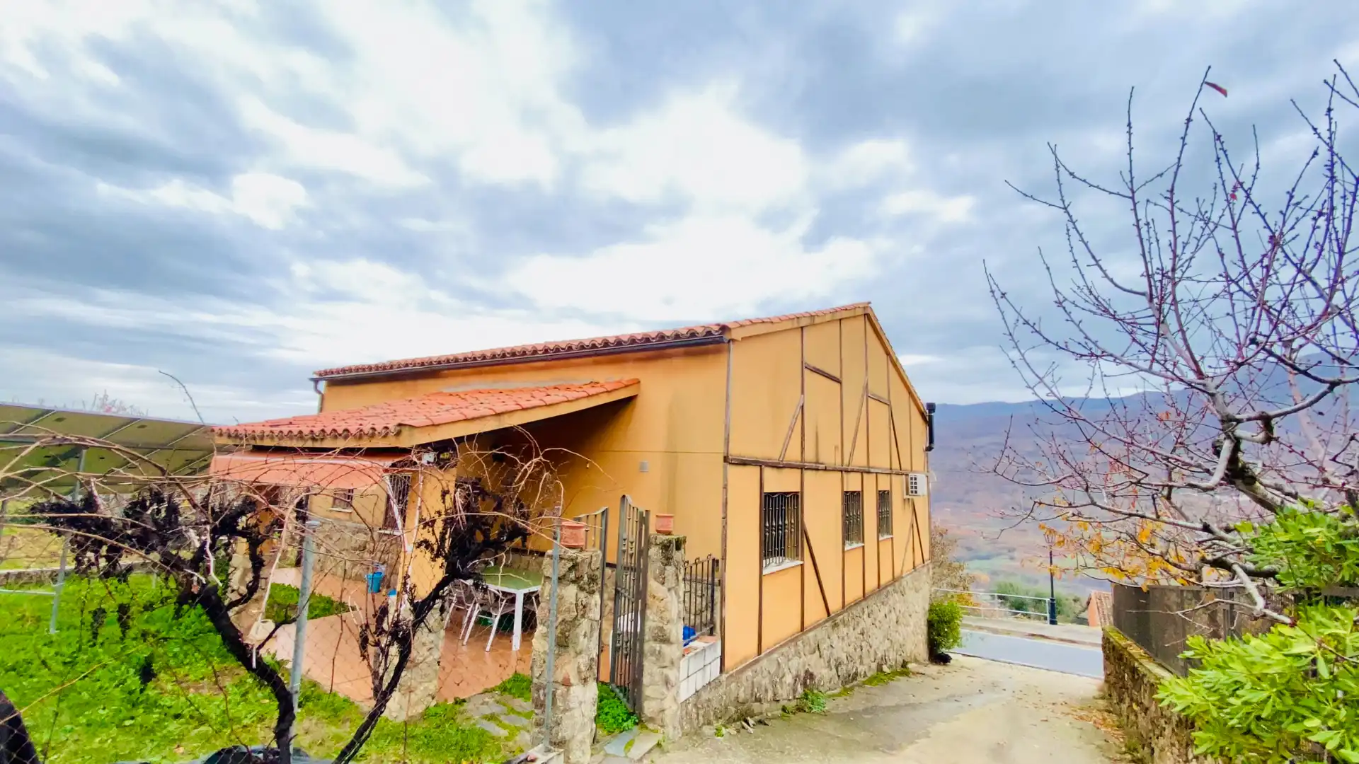 Vista exterior de Casa o xalet en venda en Valdastillas amb Aire condicionat, Jardí privat i Terrassa