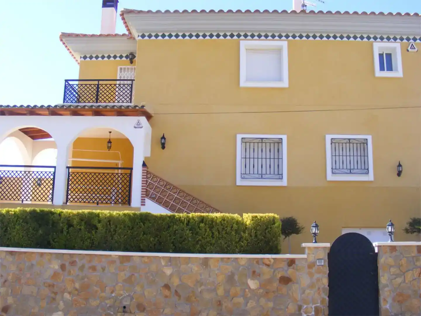 Vista exterior de Dúplex de lloguer en Águilas amb Aire condicionat, Jardí privat i Piscina