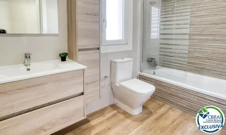 Bany de Apartament en venda en Roses amb Calefacció, Moblat i Piscina comunitària