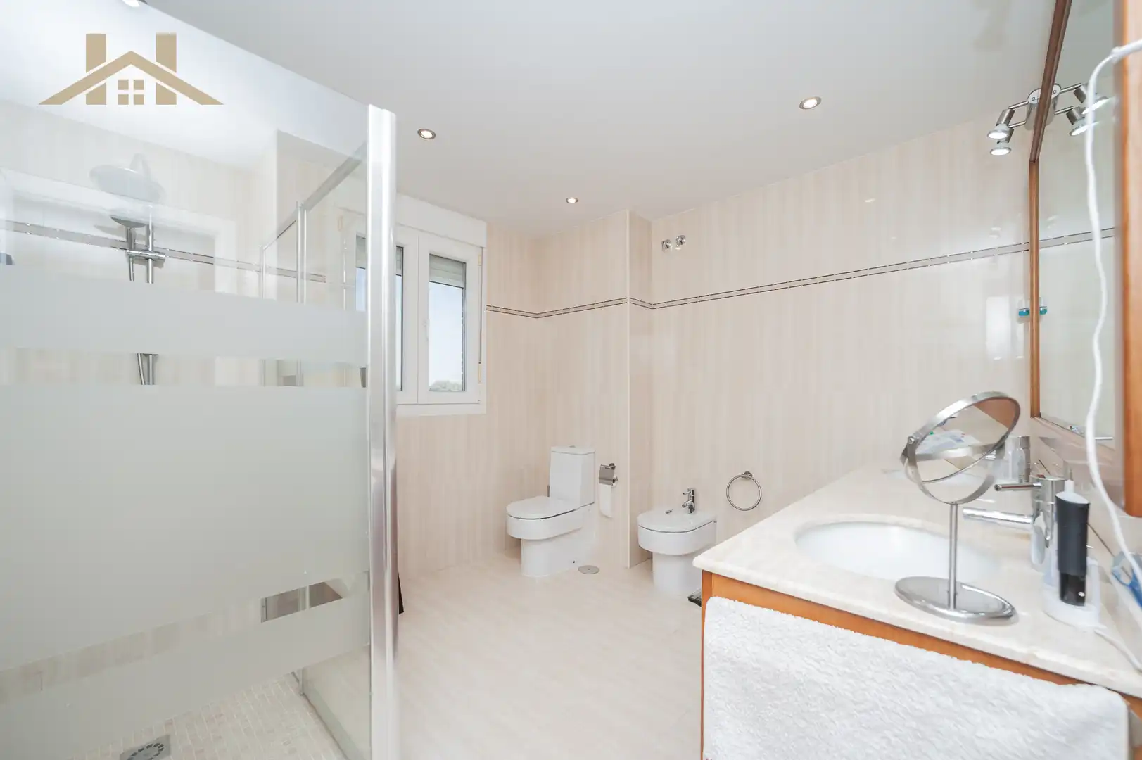 Bany de Casa o xalet en venda en Arroyomolinos (Madrid) amb Aire condicionat, Calefacció i Jardí privat