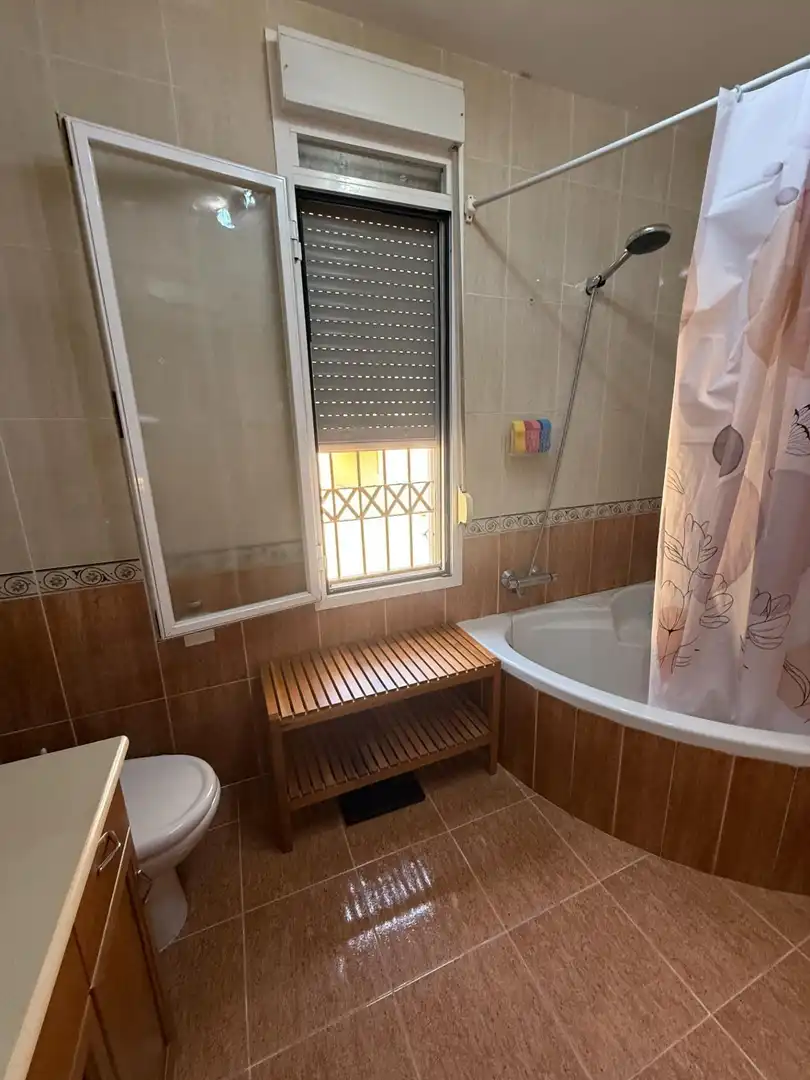 Bany de Casa adosada en venda en Bollullos de la Mitación amb Jardí privat