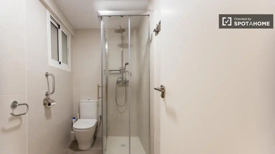 Baño de Piso de alquiler en Valencia con Aire acondicionado, Calefacción y Amueblado