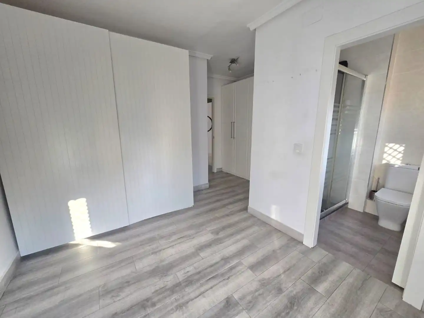 Schlafzimmer von Wohnung zur Miete in Sevilla mit Klimaanlage, Heizung und Terrasse
