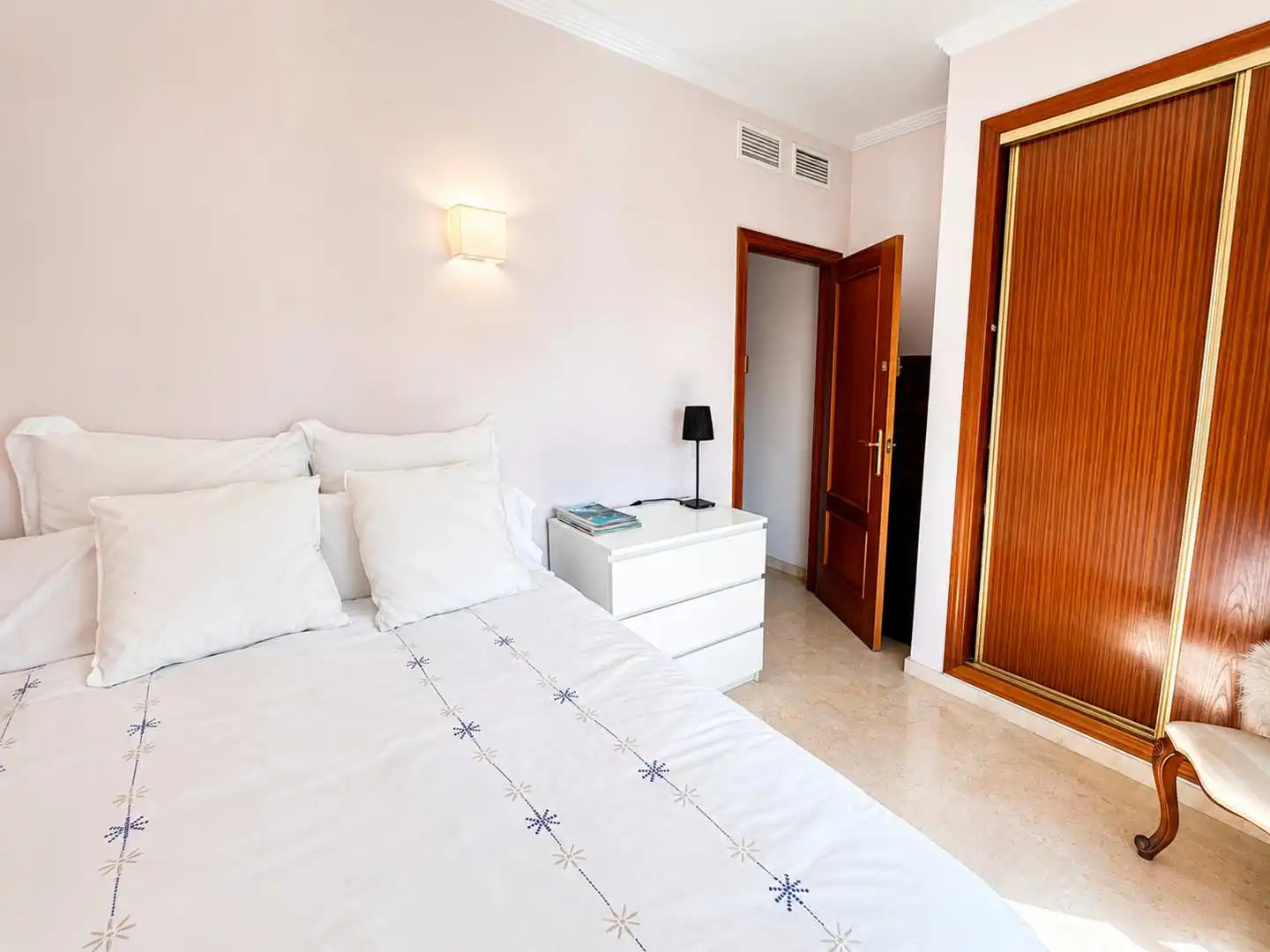 Habitación de Dúplex en venta en Manilva con Aire acondicionado, Calefacción y Terraza