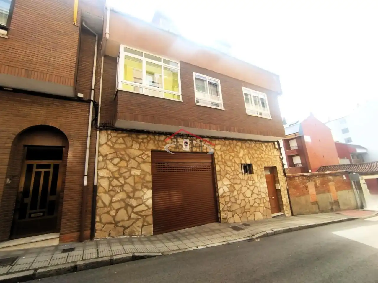 Vista exterior de Casa o chalet en venta en León Capital  con Calefacción, Terraza y Balcón