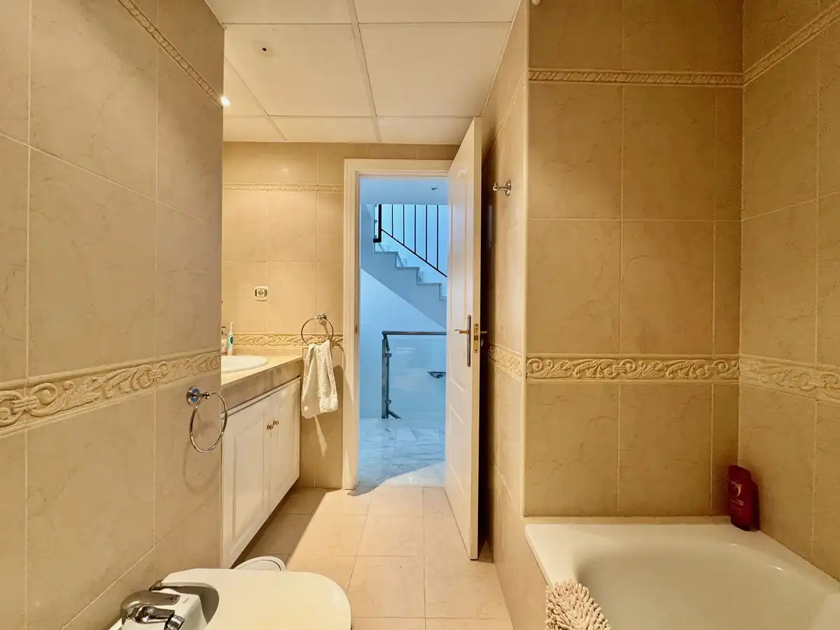 Baño de Casa adosada en venta en Marbella con Aire acondicionado, Jardín privado y Terraza