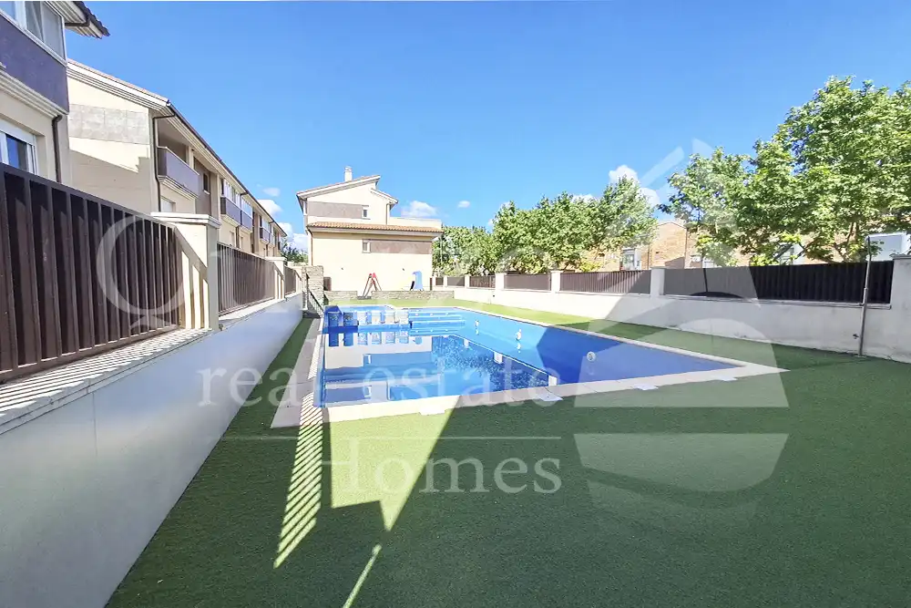 Piscina de Casa adosada en venta en Plasencia con Calefacción, Terraza y Balcón