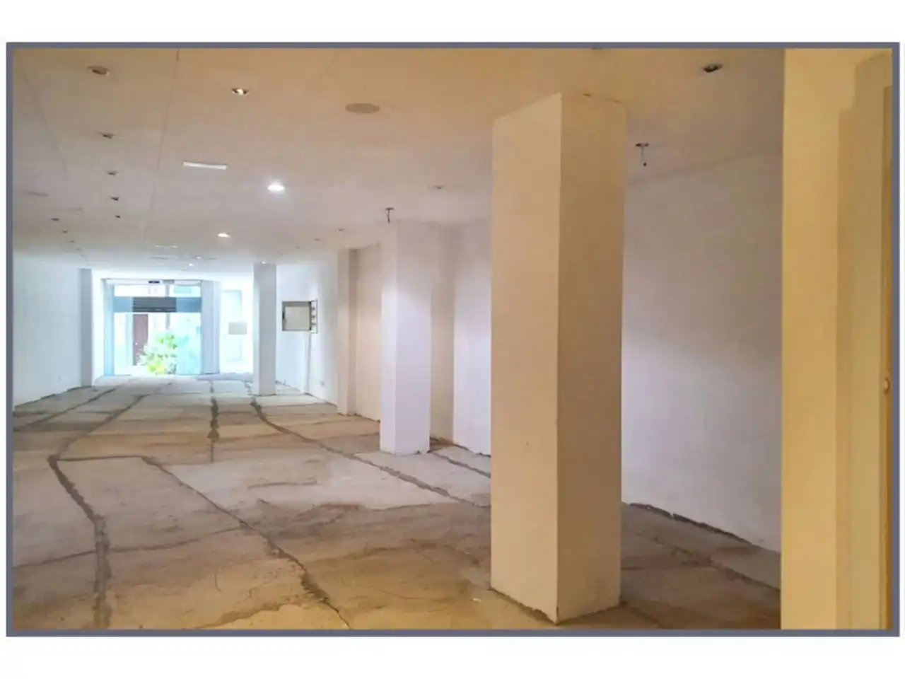 Locale commerciale in affitto a Calle Hostals Sn