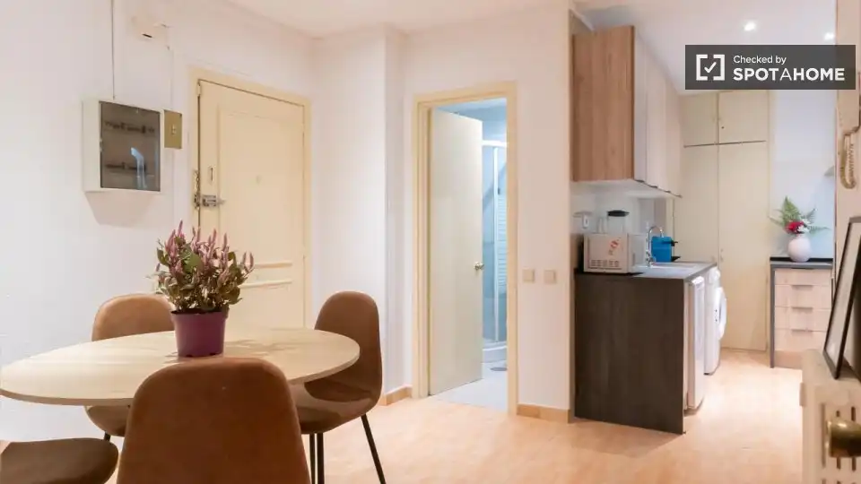 Flat for rent in Madrid  with Air Conditioner, Heating and Furnished