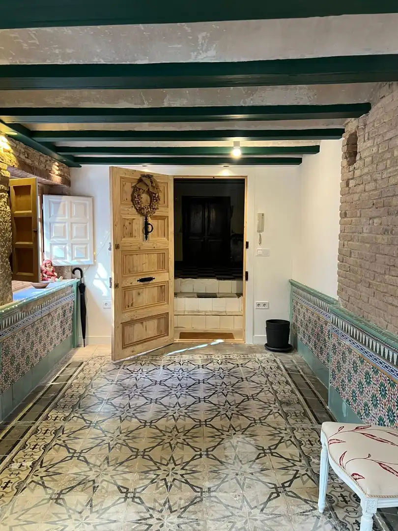 Ground floor for rent in Valencia  with Air Conditioner and Furnished