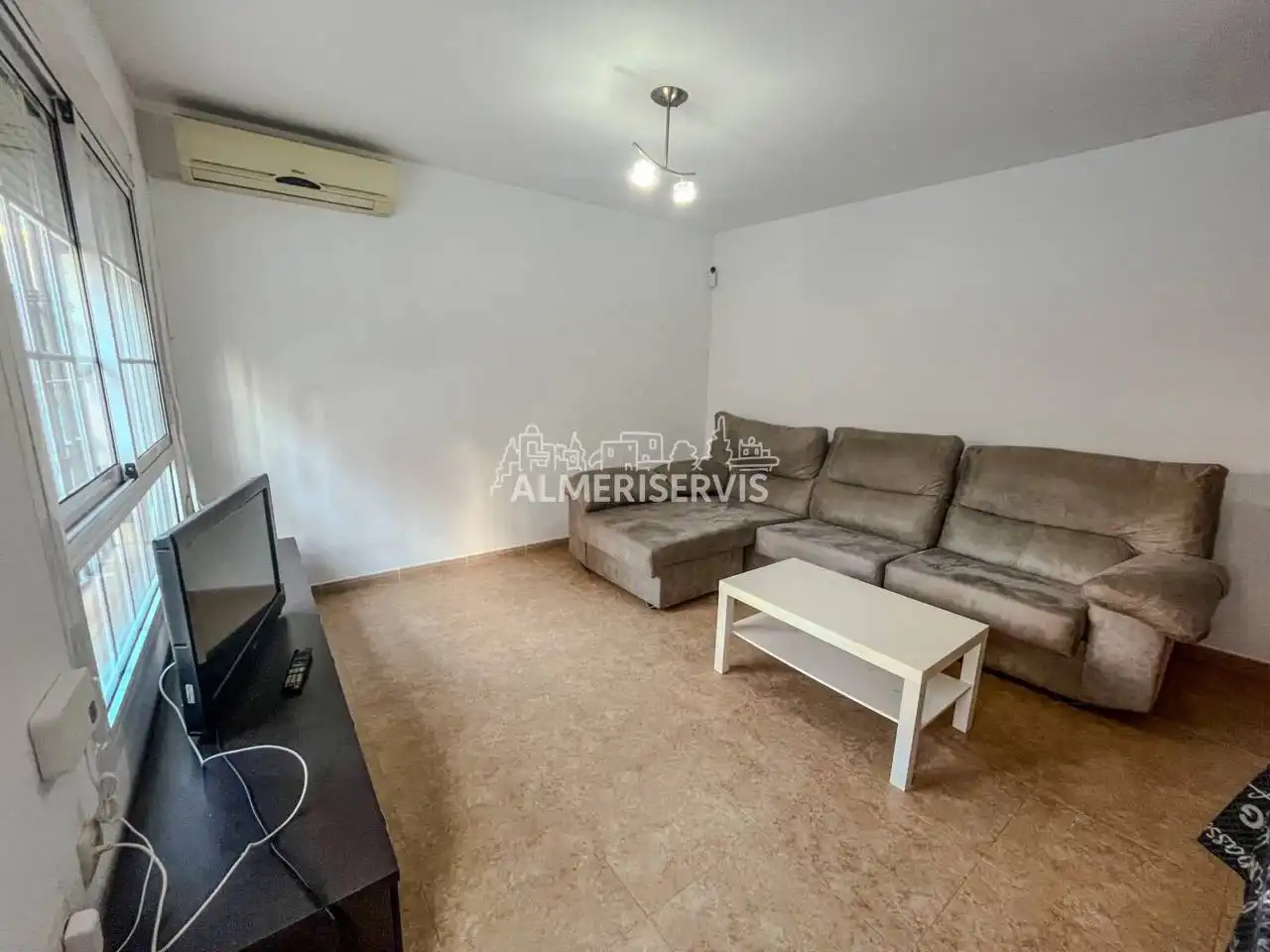 Sala d'estar de Casa o xalet en venda en Roquetas de Mar amb Aire condicionat i Moblat