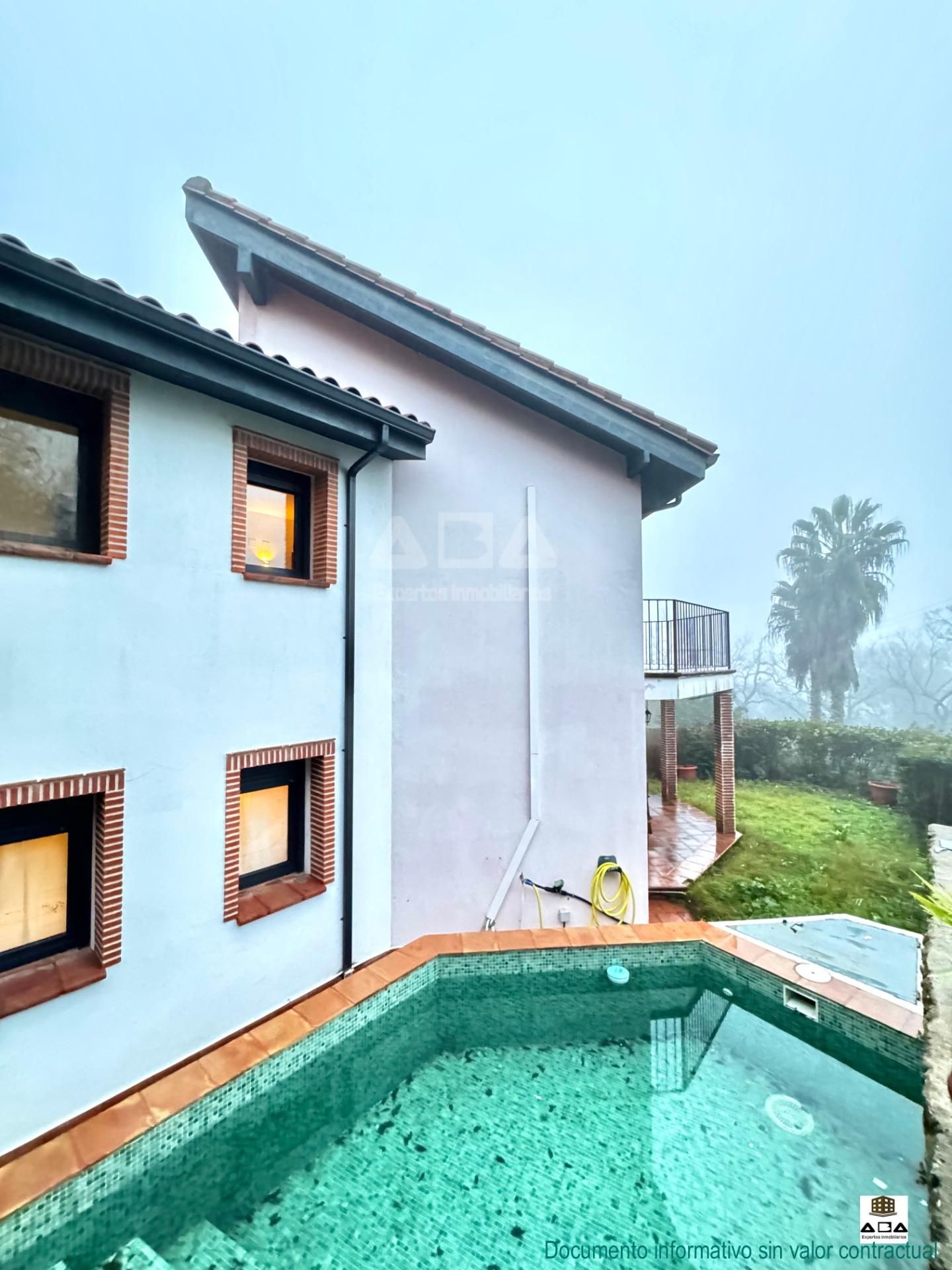 Vista exterior de Casa o xalet en venda en Poyales del Hoyo amb Jardí privat, Terrassa i Piscina