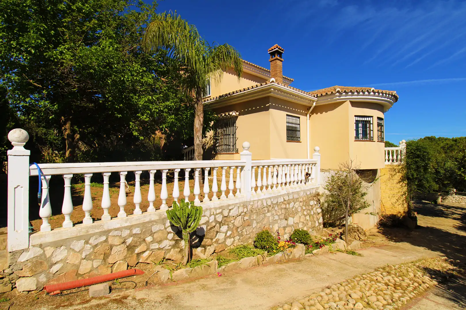 Vista exterior de Casa o xalet en venda en Alhaurín de la Torre amb Aire condicionat, Calefacció i Terrassa