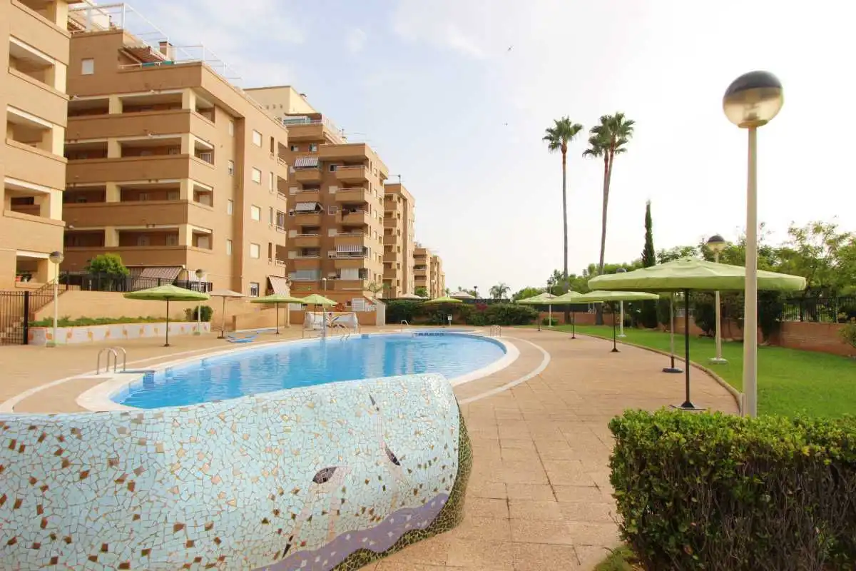 Apartment with pool for sale in Central 40