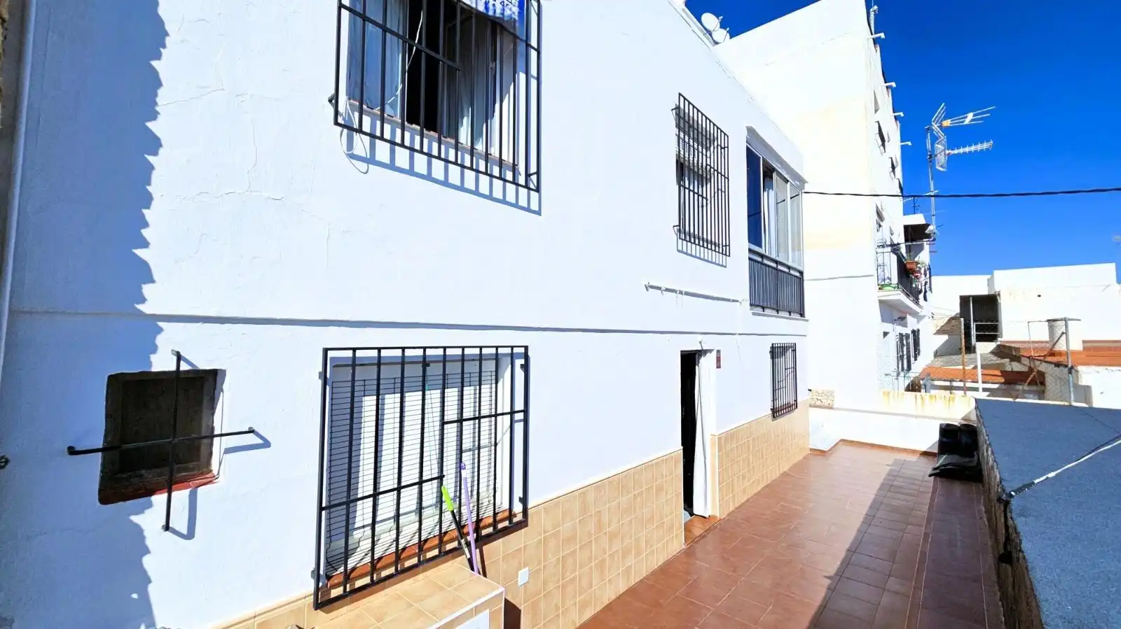 Vista exterior de Casa adosada en venda en Salobreña amb Terrassa
