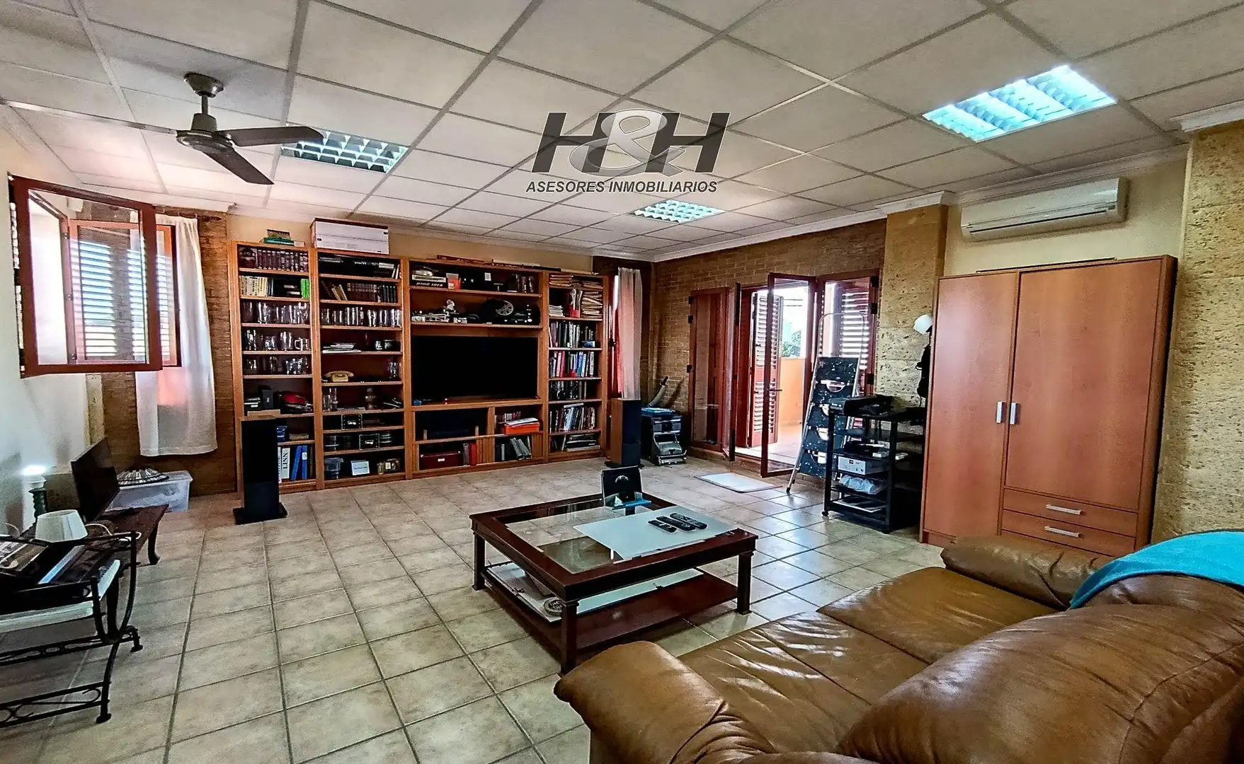Sala d'estar de Casa o xalet en venda en Riba-roja de Túria amb Aire condicionat, Calefacció i Jardí privat