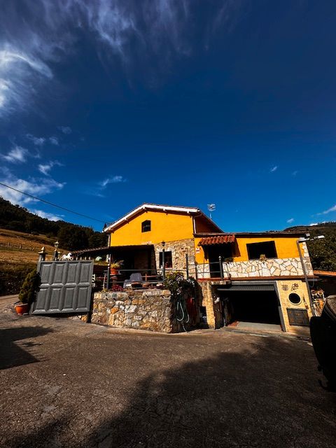 Vista exterior de Casa o xalet en venda en Candamo amb Jardí privat, Terrassa i Moblat