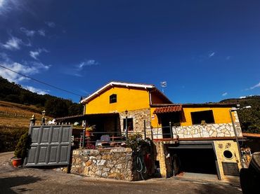 Casa amb jardí en venda a Candamo