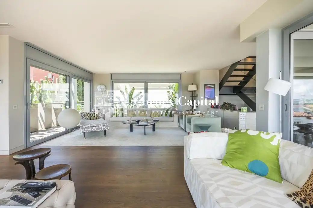 Sala d'estar de Casa o xalet en venda en Barcelona amb Aire condicionat, Calefacció i Jardí privat