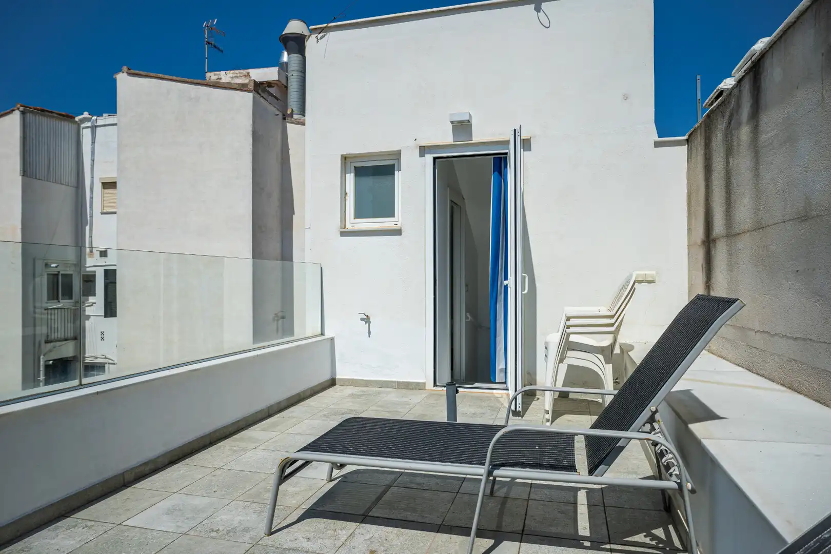 Terrasse von Einfamilien-Reihenhaus zum Verkauf in Sitges mit Klimaanlage, Heizung und Parkett