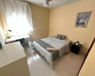 Bedroom of Flat to share in  Madrid Capital  with Heating, Washing machine and Internet