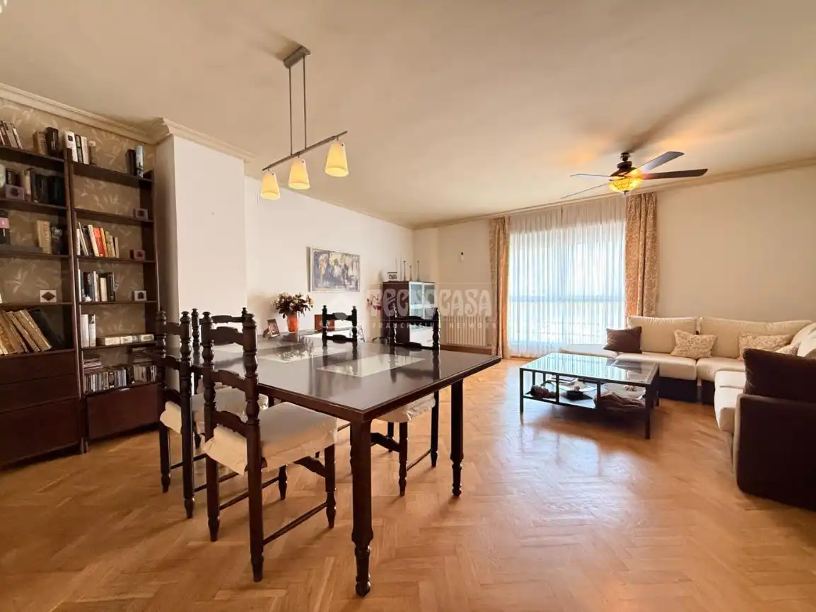 Sala de estar de Piso en venta en  Madrid Capital con Calefacción, Jardín privado y Parquet