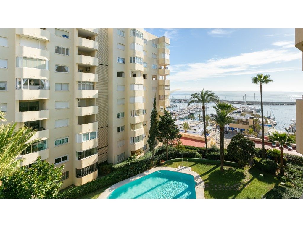 Exterior view of Apartment to rent in Estepona  with Air Conditioner, Terrace and Community pool