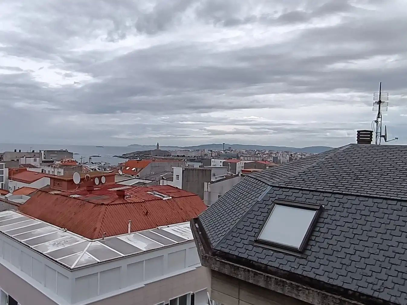 Außenansicht von Wohnung zur Miete in A Coruña Capital  mit Heizung, Terrasse und Möbliert