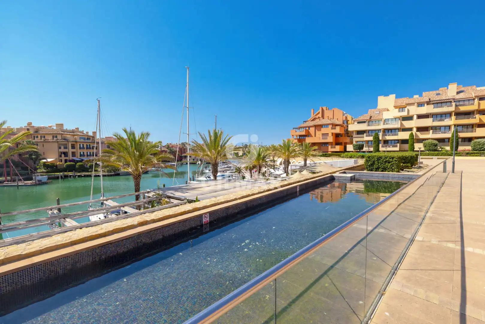 Vista exterior de Apartamento en venta en Sotogrande con Calefacción, Jardín privado y Trastero