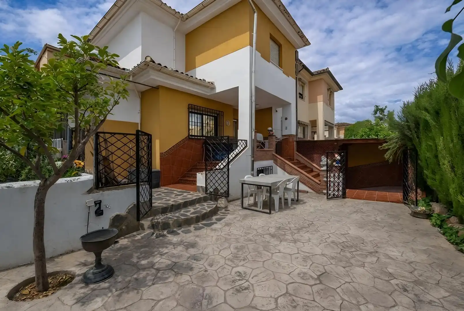Casa aparellada amb balcó en venda a Camino DE ALBARRATE