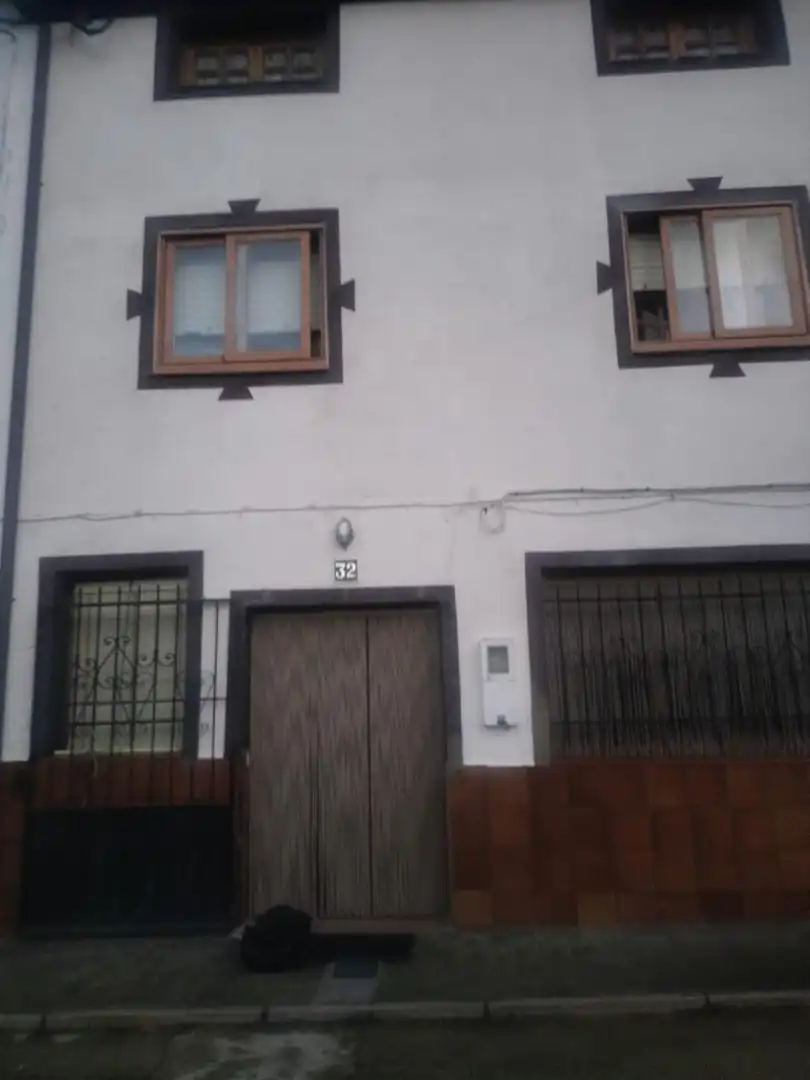 Vista exterior de Casa o xalet en venda en Prádanos de Bureba amb Calefacció, Traster i Moblat