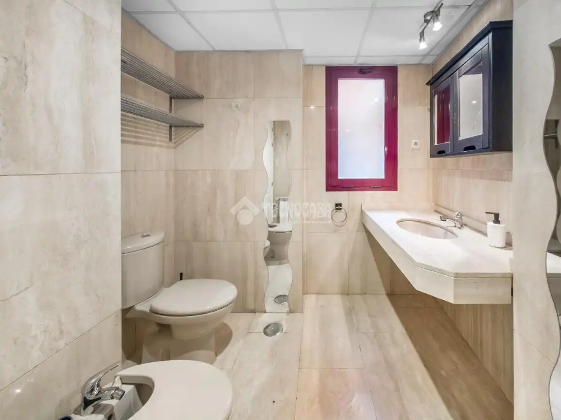 Bathroom of Flat for sale in Madrid  with Air Conditioner, Heating and Storage room