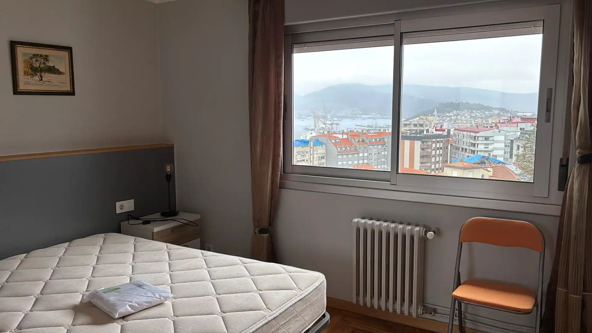 Dormitori de Apartament de lloguer en Vigo  amb Calefacció, Parquet i Moblat