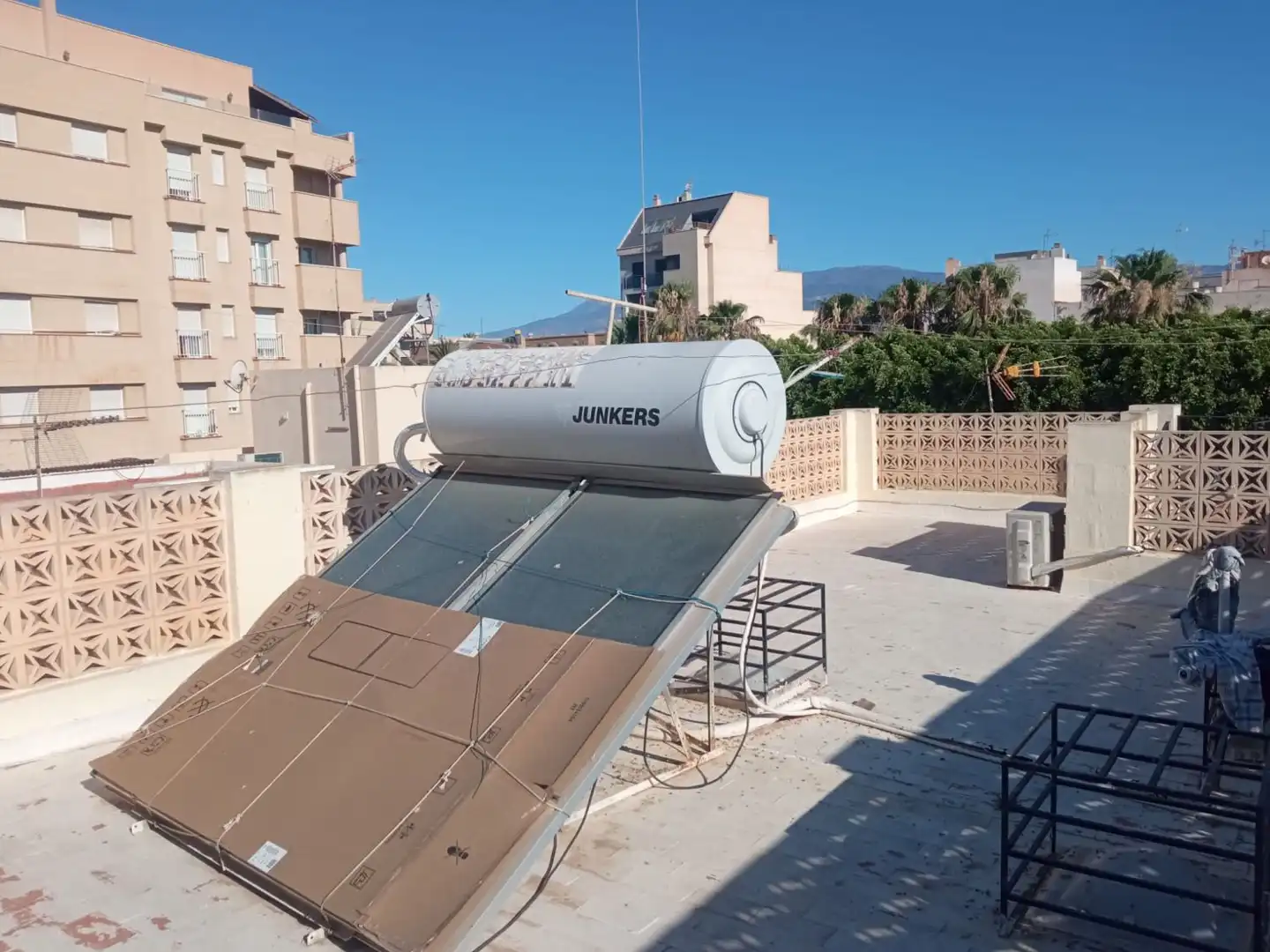 Vista exterior de Casa o xalet en venda en Roquetas de Mar amb Aire condicionat, Calefacció i Terrassa