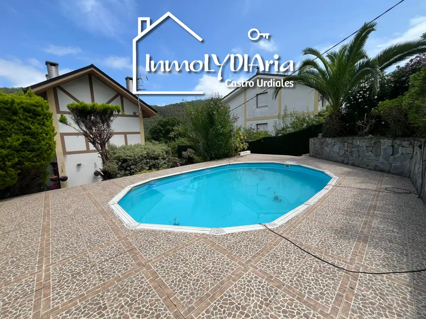 Vista exterior de Casa o xalet en venda en Castro-Urdiales amb Aire condicionat, Calefacció i Jardí privat