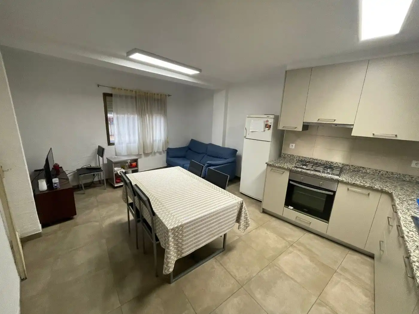 Cuina de Pis de lloguer en Tarragona amb Aire condicionat, Calefacció i Moblat
