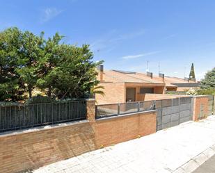 Vista exterior de Casa o xalet en venda en Villanueva de la Cañada amb Jardí privat