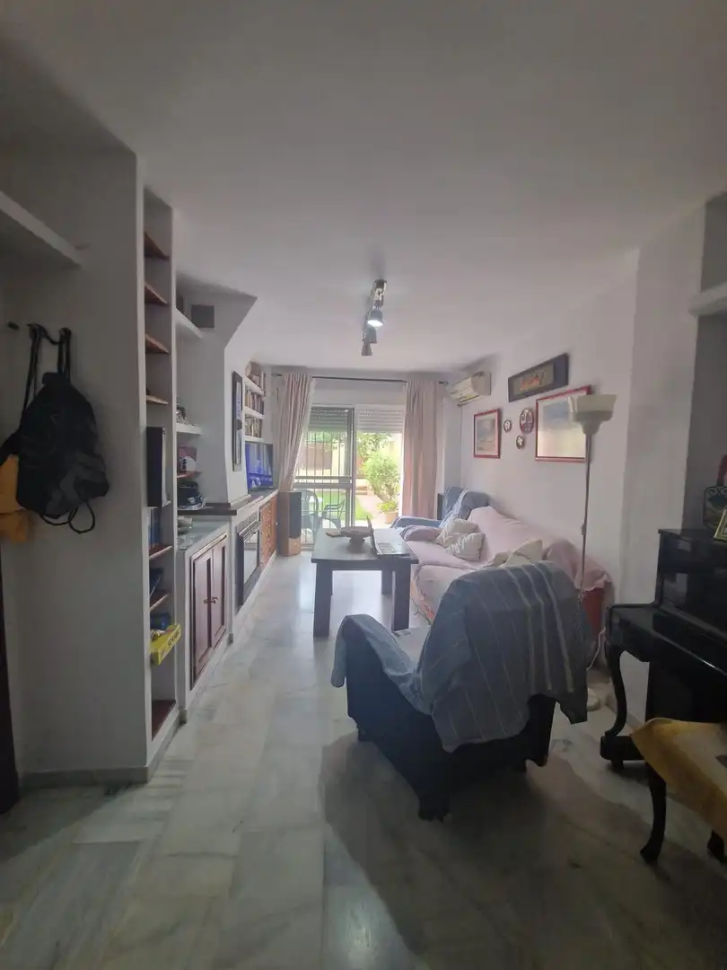 Sala d'estar de Casa adosada en venda en Puerto Real amb Aire condicionat, Jardí privat i Traster