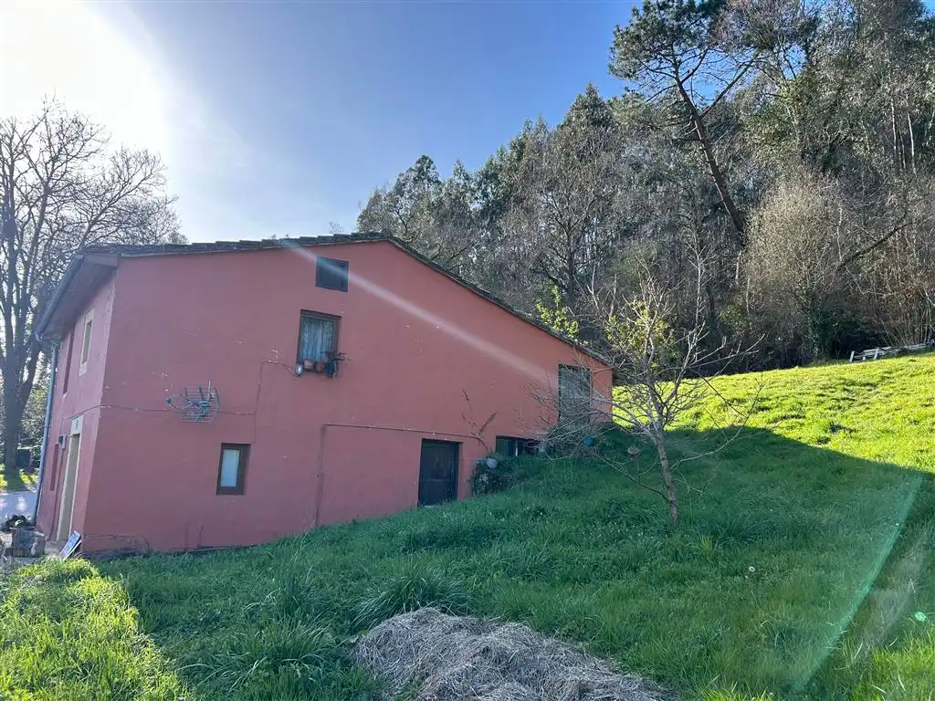 Vista exterior de Casa o xalet en venda en Val de San Vicente  amb Jardí privat i Moblat