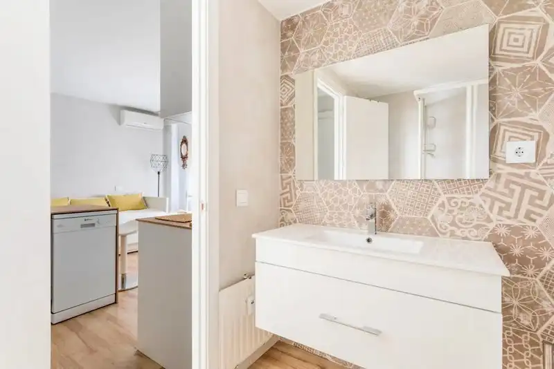 Badezimmer von Wohnung zur Miete in Madrid mit Klimaanlage und Möbliert