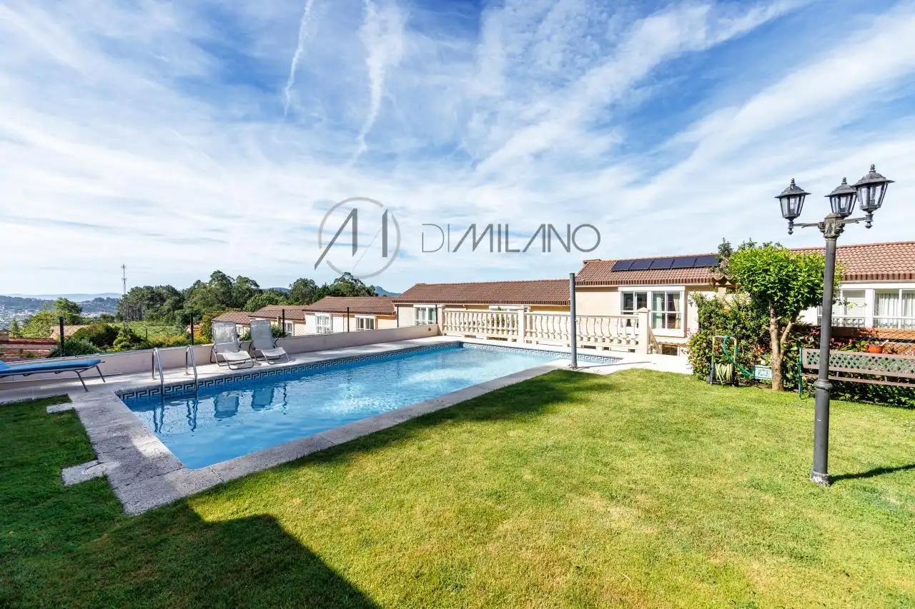 Piscina de Casa adosada en venta en Vigo  con Calefacción, Jardín privado y Parquet