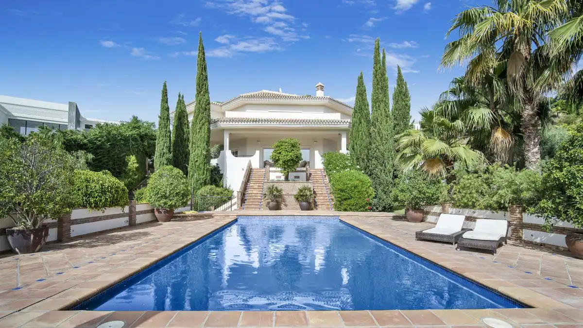 Chalet con piscina en venta en Benahavís pueblo