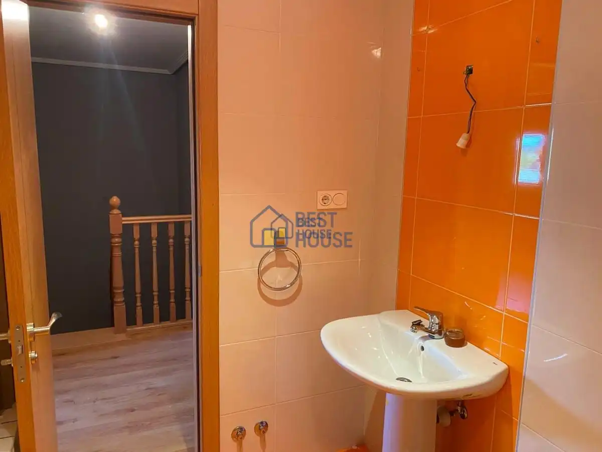 Bathroom of Detached homes for sale in Onzonilla  with Heating, Private garden and Parquet flooring