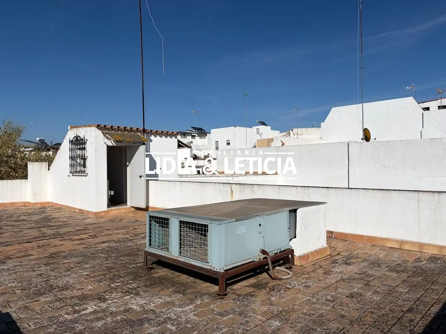 Vista exterior de Casa o xalet en venda en Alcalá de Guadaira amb Aire condicionat, Traster i Piscina