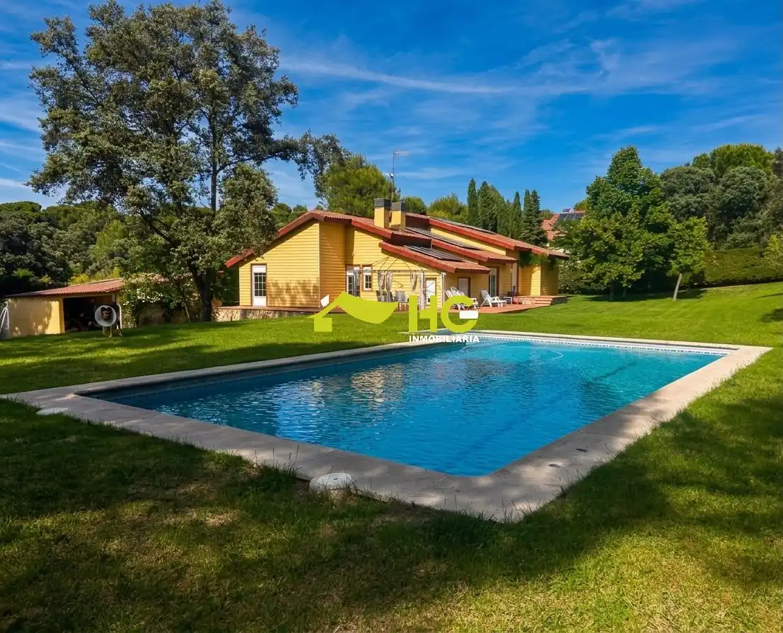 Schwimmbecken von Haus oder Chalet zum Verkauf in Villaviciosa de Odón mit Klimaanlage, Heizung und Privatgarten