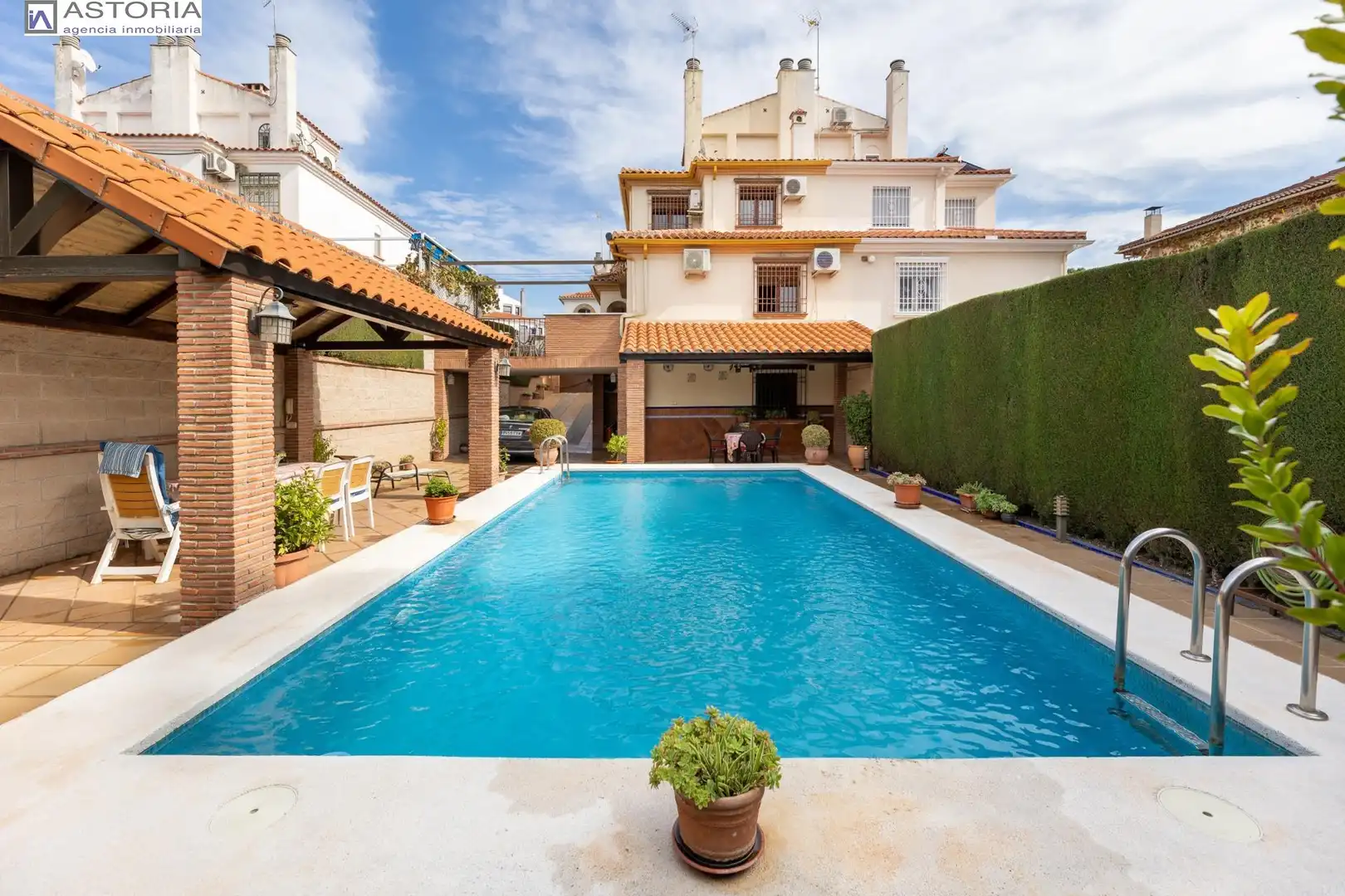 Maison mitoyenne avec piscine à vendre à Peligros
