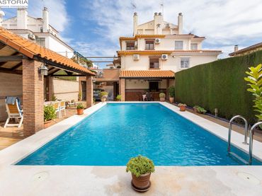 Terraced house with pool for sale in Peligros