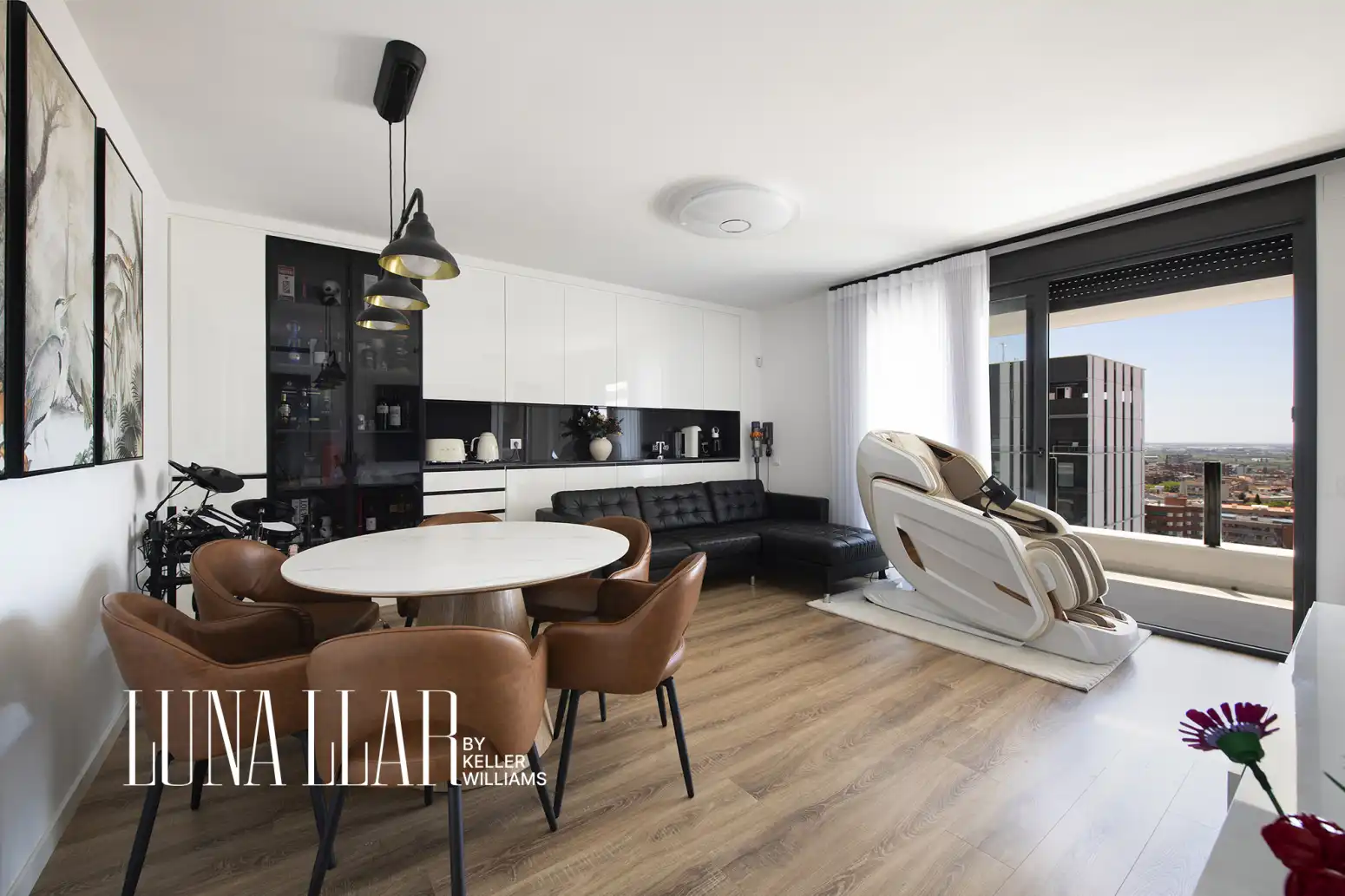 Sala de estar de Piso en venta en Cornellà de Llobregat con Aire acondicionado, Calefacción y Jardín privado