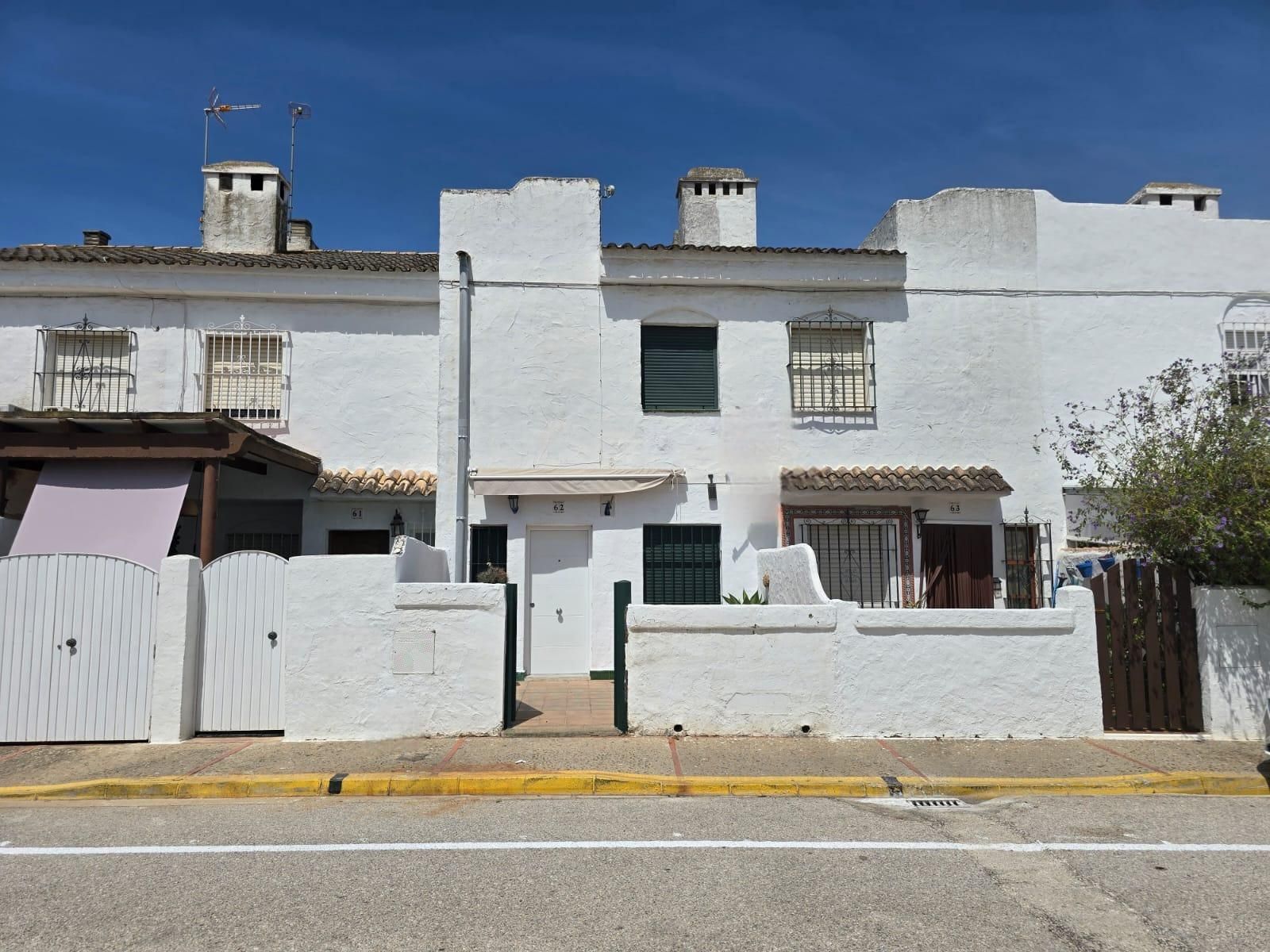 Vista exterior de Casa adosada en venda en Chiclana de la Frontera amb Jardí privat, Terrassa i Piscina comunitària