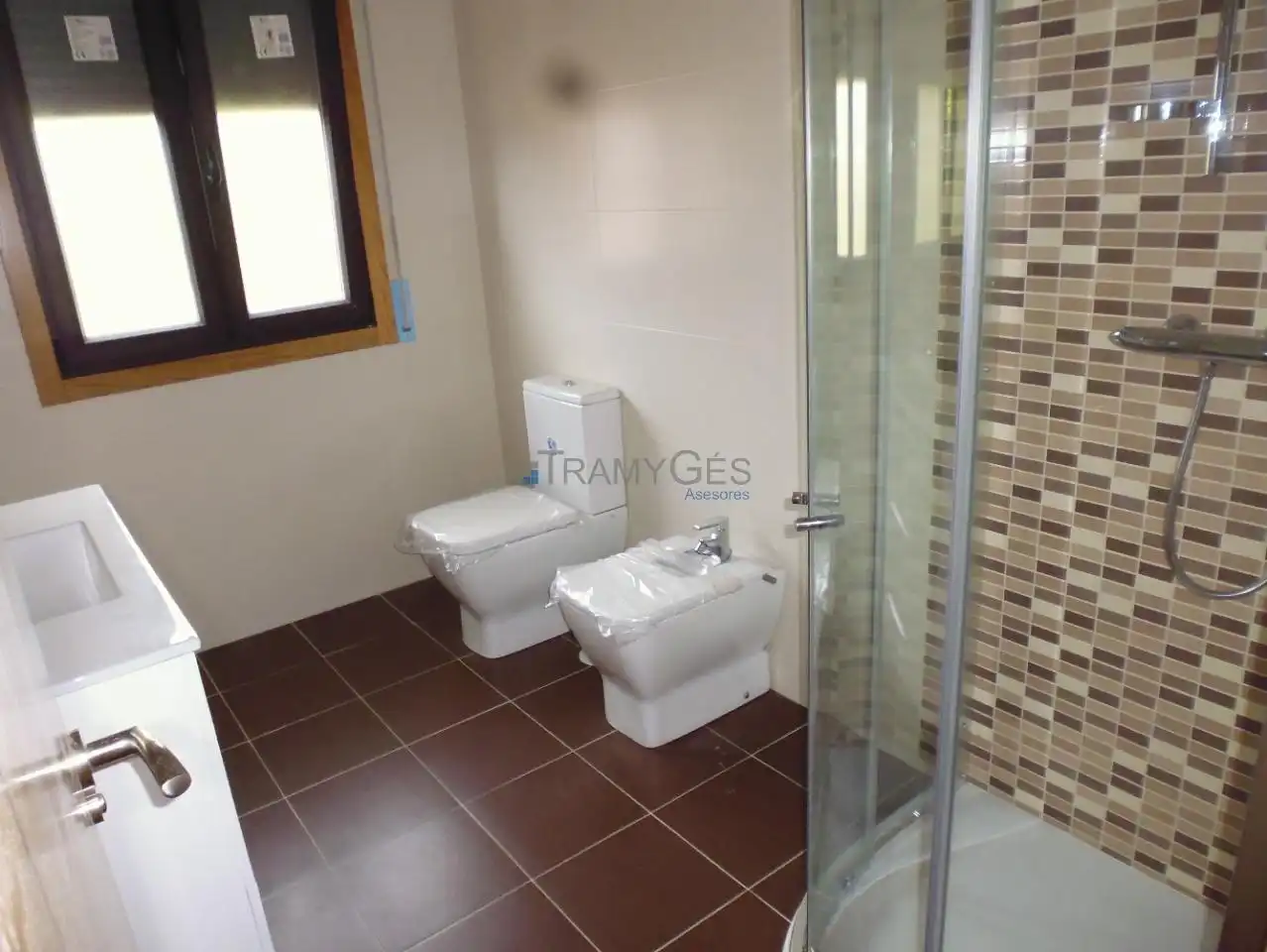 Badezimmer von Einfamilien-Reihenhaus zum Verkauf in Baiona mit Heizung, Privatgarten und Parkett